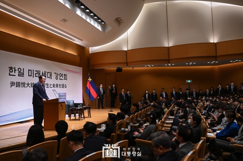 ▲ 윤석열 대통령(왼쪽)이 일본 도쿄 게이오대학교에서 열린 ‘한일 미래세대 강연회’에서 발언하고 있다. 윤 대통령은 한국 유학생과 일본 대학생들을 대상으로 진행된 강연회에서 “여러분 미래세대가 바로 한일 양국의 미래”라며 “여러분이 미래를 생각하고 한국 청년들과 적극적으로 소통해 나가기를 기대한다”고 밝혔다. 이날 강연회를 마지막으로 일본 방문 일정을 마친 윤 대통령 부부는 귀국길에 올랐다.