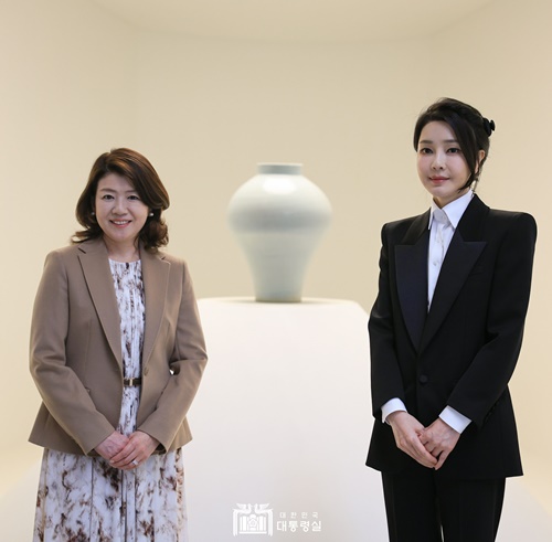 ▲ 김건희 여사(오른쪽)와 기시다 유코 여사가 8일 서울 용산구 리움미술관에서 한국과 일본의 백자들을 관람한 뒤 기념촬영을 하고 있다.