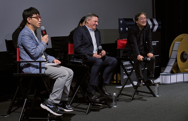 ▲ 21일 서울 CGV용산아이파크몰 박찬욱관에서 테드 서랜도스 넷플릭스 공동 CEO와 박찬욱 감독, 그리고 한국 영화의 내일을 이끌어갈 영화학도 100명이 함께 한 ‘넷플릭스 & 박찬욱 with 미래의 영화인’ 행사가 열렸다. 사회를 맡은 이동진 영화평론가, 테드 서랜도스 CEO, 박찬욱 감독(왼쪽부터). 넷플릭스