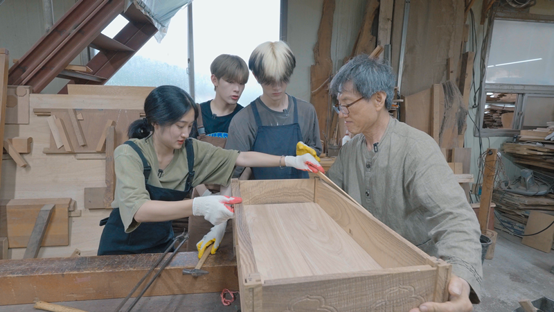 ▲ 정진호 소목장(오른쪽에서 첫 번째)이 지난달 2일 경남 진주시 명석면 소목공장에서 ‘서안’ 제작법을 알려주고 있다. OSSC 제작팀