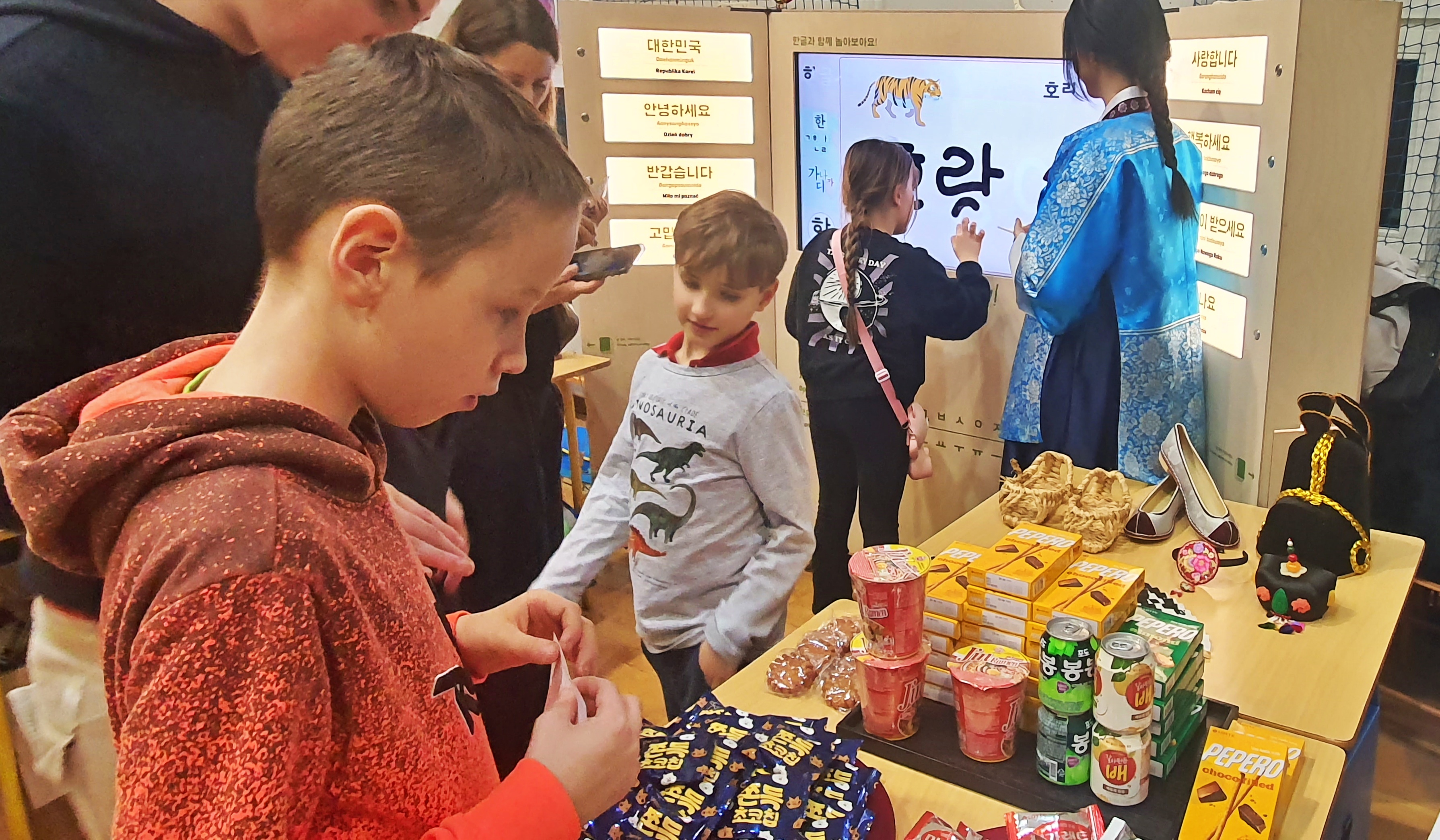 의류, 사람, 인간의 얼굴, 소년이(가) 표시된 사진 자동 생성된 설명