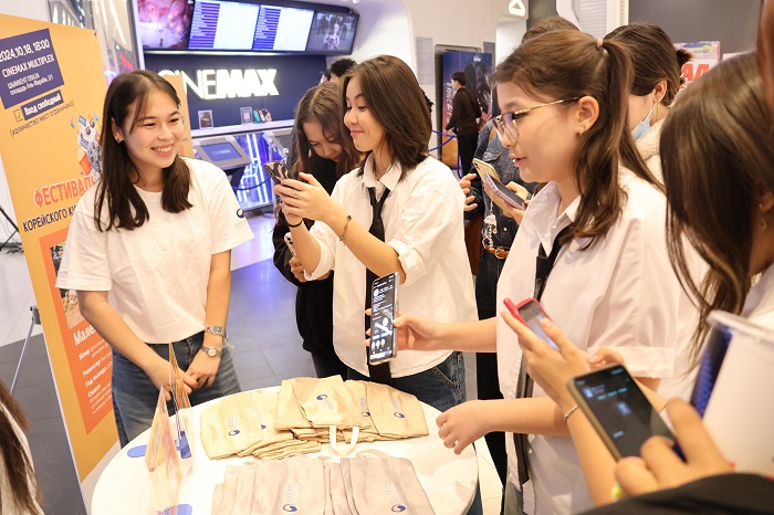 쉼켄트 지역 순회영화제의 SNS이벤트에 참가하는 관람객들