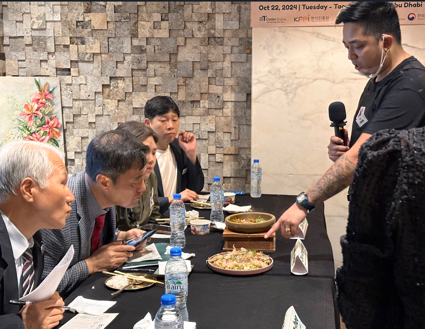 결선에서 참가자의 설명을 듣고 있는 심사위원들