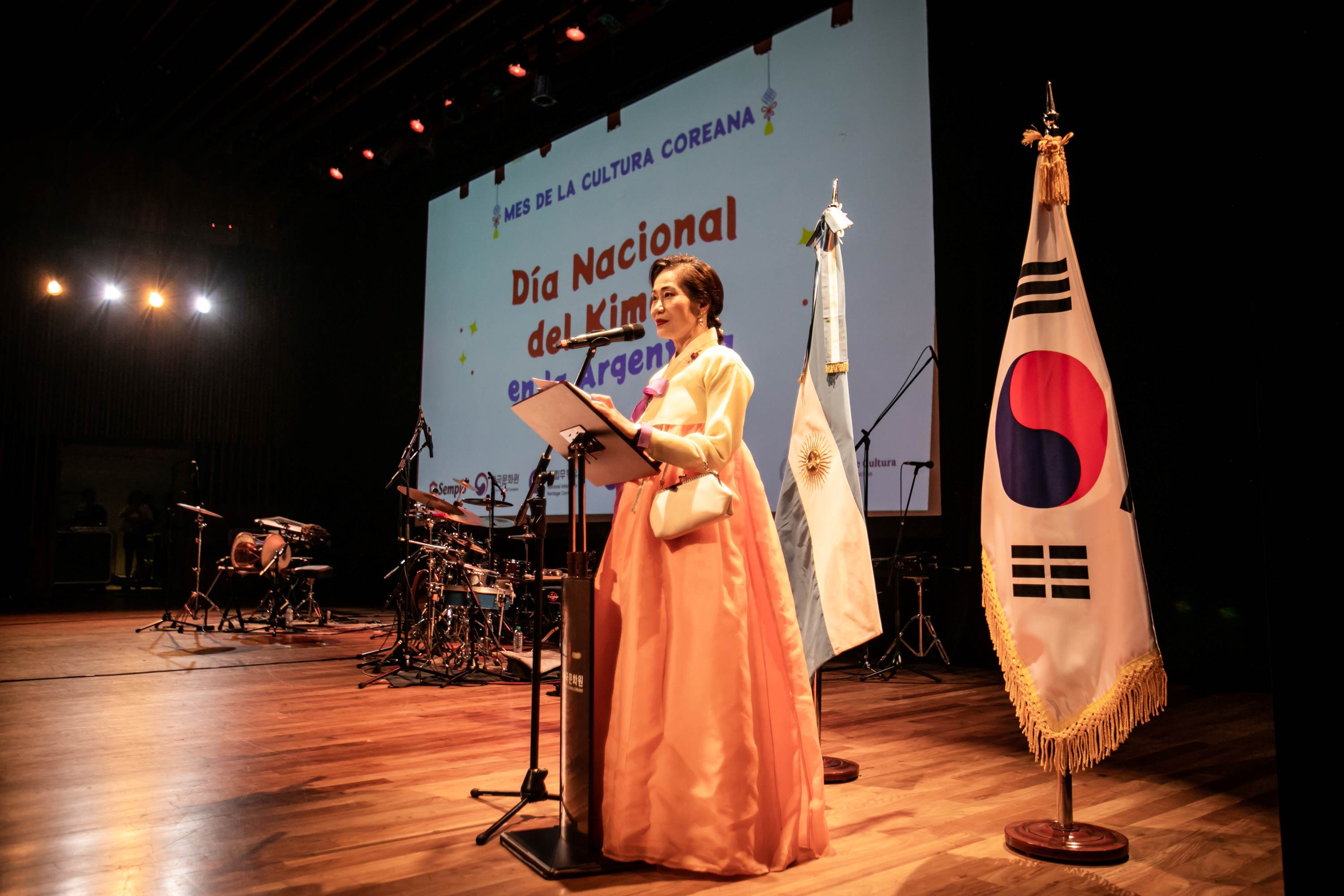 기념식 축사를 하는 한보화 원장