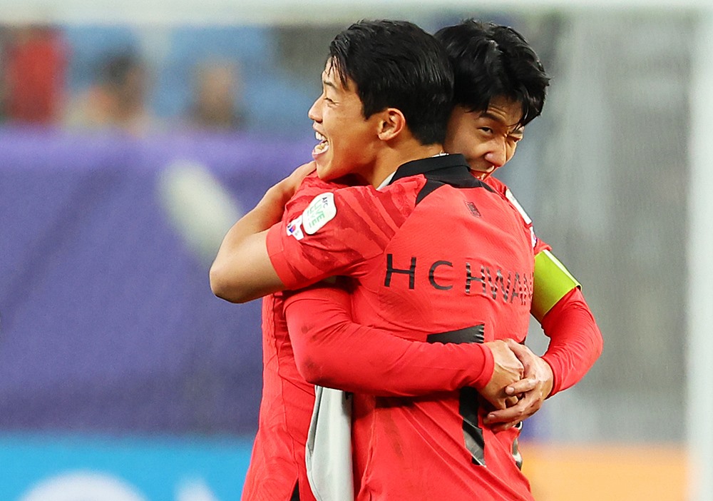 ▲ 한국 축구 국가대표팀이 지난 2일(현지 시간) 카타르 알와크라의 알자눕 스타디움에서 열린 2023 아시아축구연맹(AFC) 아시안컵 8강전에서 호주에 2-1로 승리한 뒤 손흥민과 황희찬이 포옹하며 기뻐하고 있다. 연합뉴스