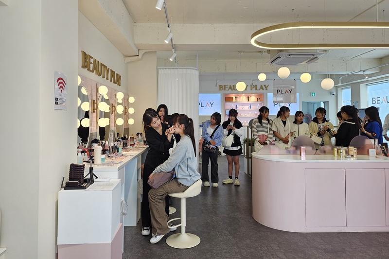 ▲ 일본 에히메현립 마스야마 히가시고등학교 학생들이 지난 9일 뷰티플레이 홍대점에서 퍼스널컬러 세미나를 들은 후 메이크업을 체험하기 위해 길게 줄서고 있다.