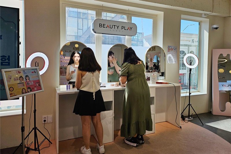 ▲ 터키에서 온 딜랙 야프즈(오른쪽)가 아이메이크업을 받은 후 친구와 뷰티플레이 홍대점 3층에 마련된 셀프 메이크업존에서 화장을 마무리하고 있다.