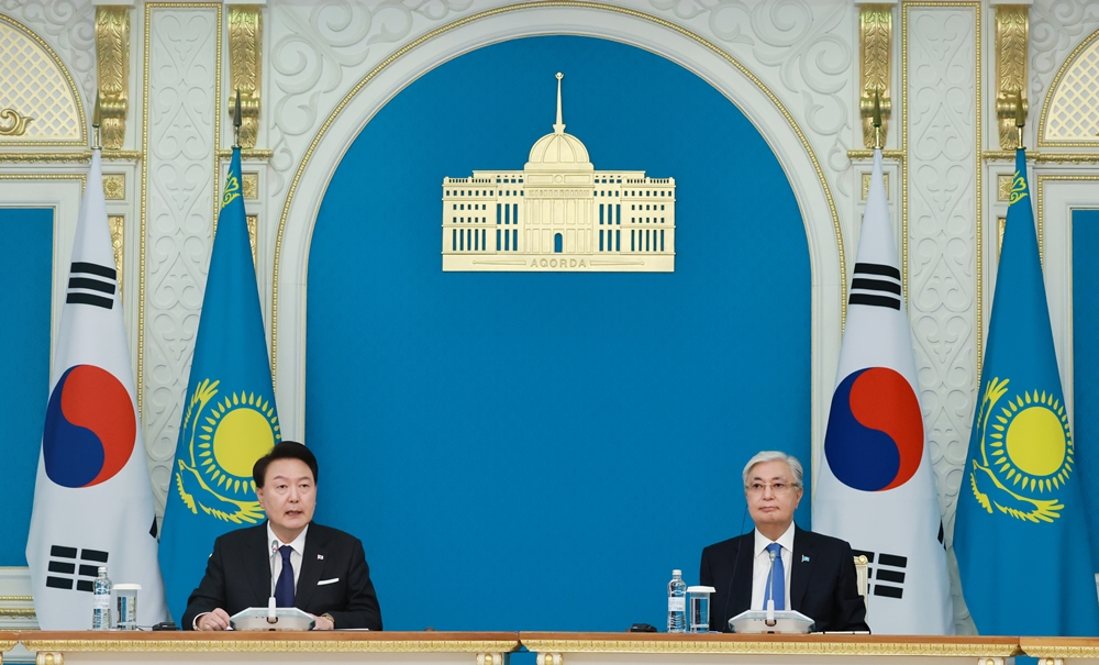 ▲ 카자흐스탄을 국빈 방문 중인 윤석열 대통령이 12일(현지시간) 카자흐스탄 아스타나 대통령궁에서 카슴-조마르트 토카예프 카자흐스탄 대통령과 한·카자흐스탄 정상회담을 마친 뒤 공동언론발표에 참석해 발언하고 있다. 연합뉴스
