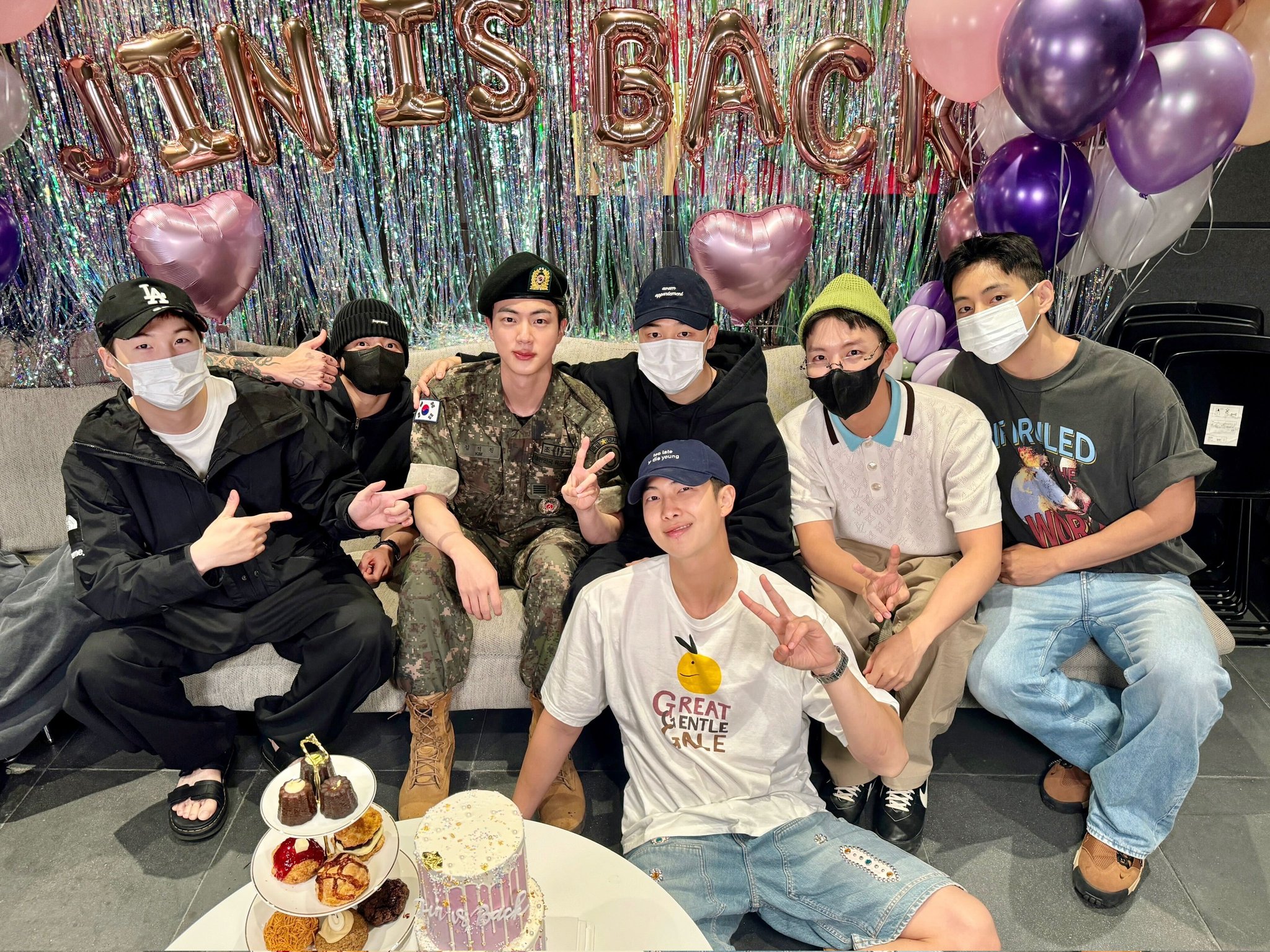 ▲ 진(왼쪽 세 번째)의 전역을 축하하기 위해 12일 서울 용산구 하이브 사옥에 완전체로 모인 방탄소년단(BTS) 일곱 멤버들. 방탄소년단 공식 엑스