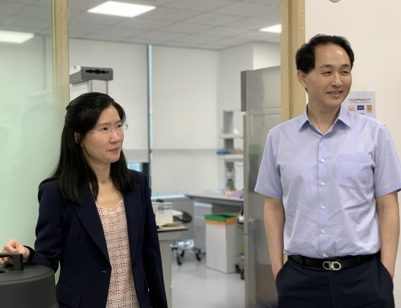 ▲ 연구소에서 줄기세포를 이용해 체외에서 생산한 적혈구인 '바이오블러드'에 대해 설명하는 백은정 대표(왼쪽)와 배경동 이사. 바이오블러드