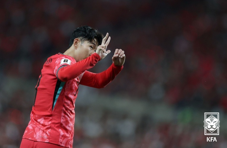 ▲ 손흥민이 지난 6월 11일 서울월드컵경기장에서 열린 2026 국제축구연맹(FIFA) 북중미 월드컵 아시아 예선에서 중국과의 경기 3-0 승리를 상기시켜 손가락으로 3-0 스코어를 표시하고 있다.
