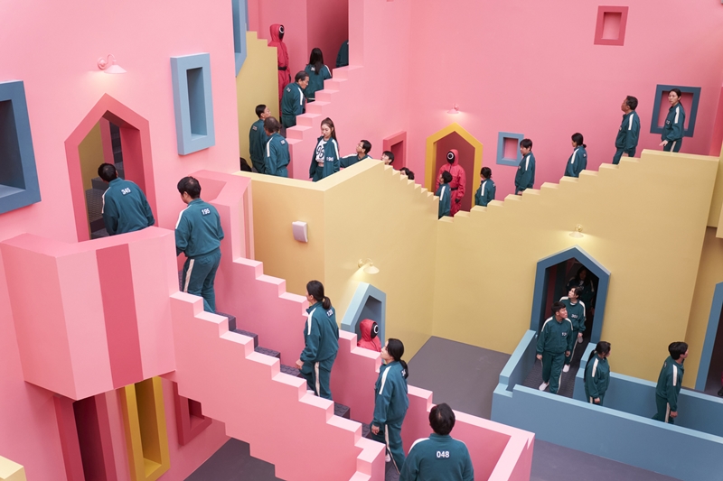 ▲ 오징어게임 시즌2에 등장하는 미로 계단은 시즌1과 똑같은 색감과 디자인으로 설계됐지만 규모는 더 커졌다. 채경선 미술감독은