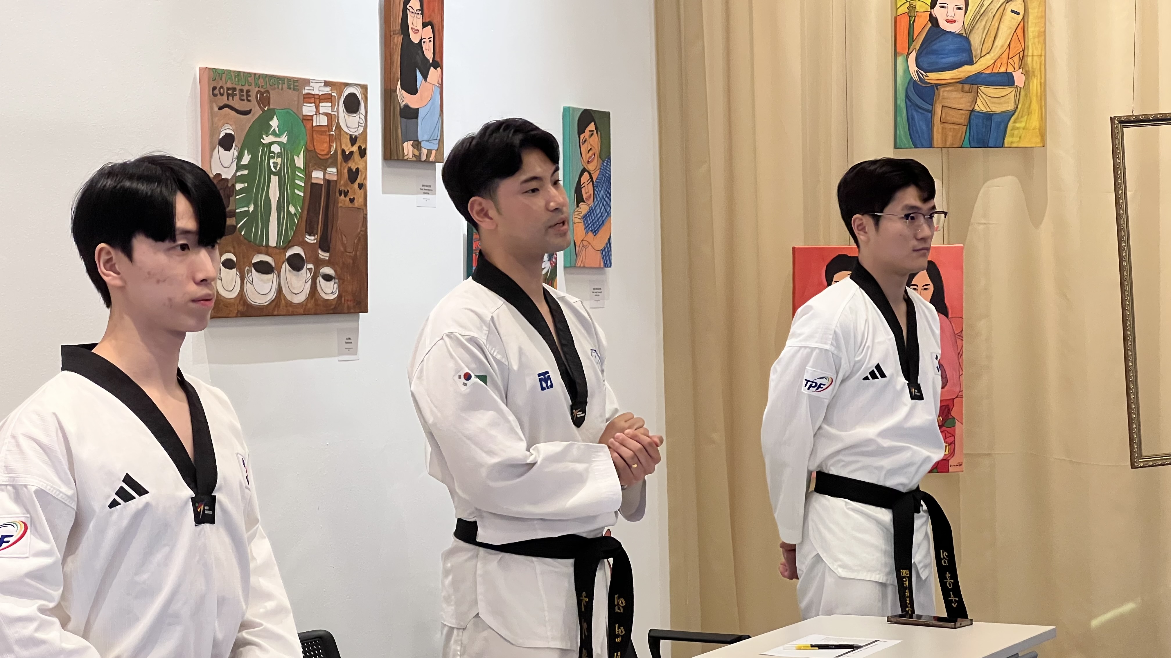 수업을 하는 김홍순, 임연철, 조나단 사범