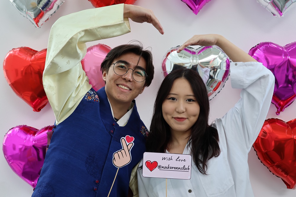 NU Korean Club 10주년을 축하하는 참가자들