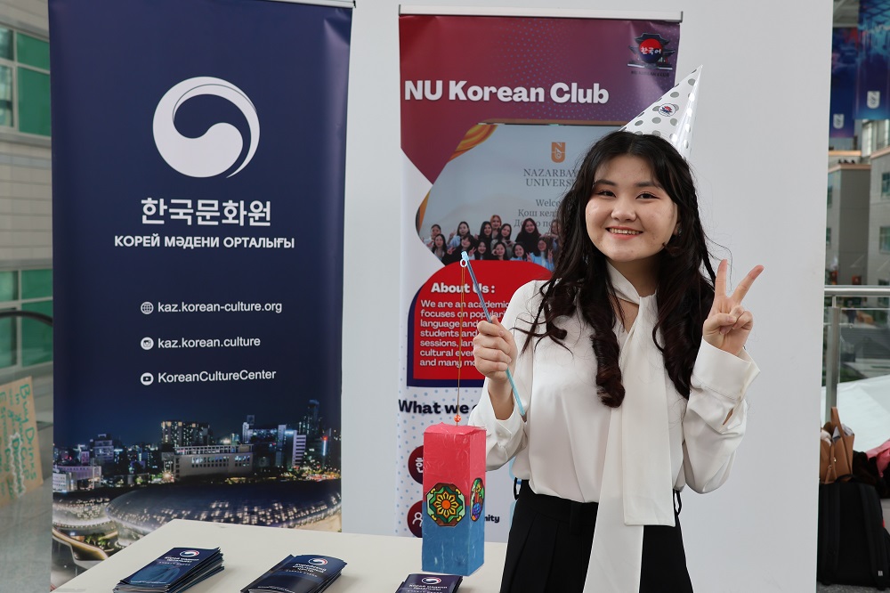 청사초롱를 완성하고 포즈를 취하는 참가자