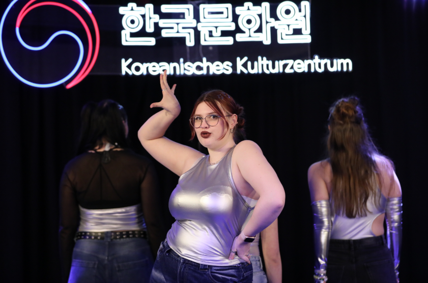 케이팝 댄스를 선보이는 참가자들