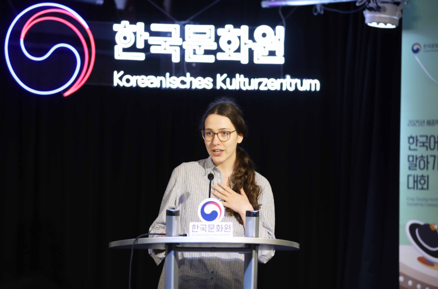 자신의 이야기를 펼치는 참가자