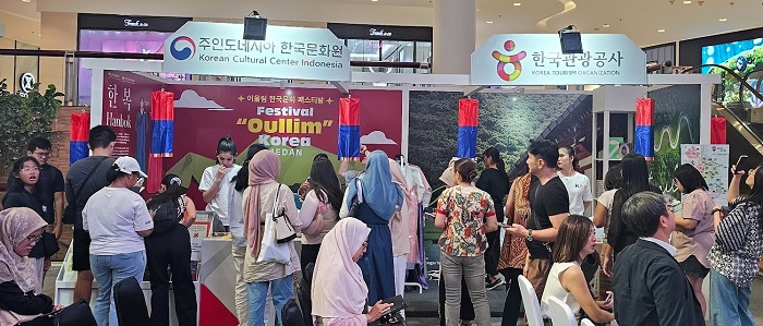 어울림 한국문화페스티벌 메단 홍보부스를 찾은 방문객 모습
