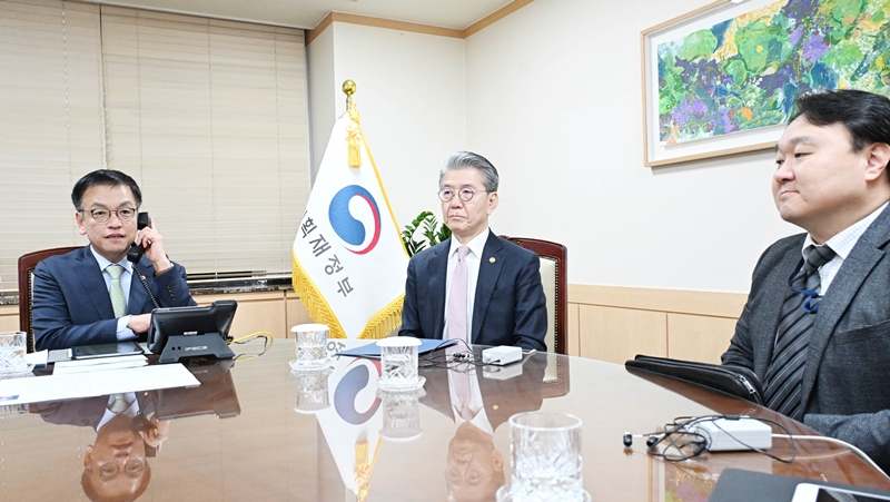 ▲ 기획재정부는 최상목 대통령 권한대행 부총리 겸 기획재정부 장관(왼쪽)이 8일 서울 종로구 정부서울청사에서 페트르 피알라 체코 총리와 통화를 하고 있다. 기획재정부