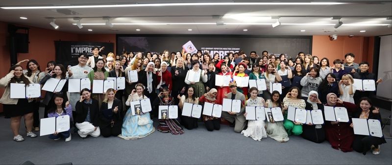 ▲ 채수희 문화체육관광부 해외홍보정책관(가운데)과 명예기자들이 30일 서울 중구 코시스센터에서 열린 '코리아넷 명예기자단' 발대식에 참석해 기념사진을 찍고 있다.