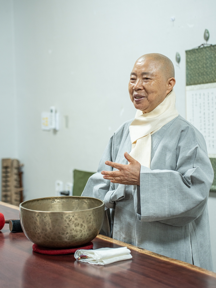 ▲ 승복을 입은 정관 스님이 오관게(식사 전 읽는 글)를 낭송하기 전에 말하고 있다.