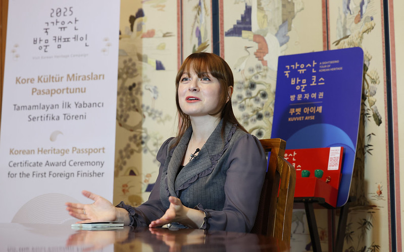 ▲ '국가유산 방문자 여권 투어' 첫 외국인 완주자 쿠벳 아이셰(Kuvvet Ayse) 씨가 12일 서울 중구 한국의집에서 인터뷰 질문에 답하고 있다.