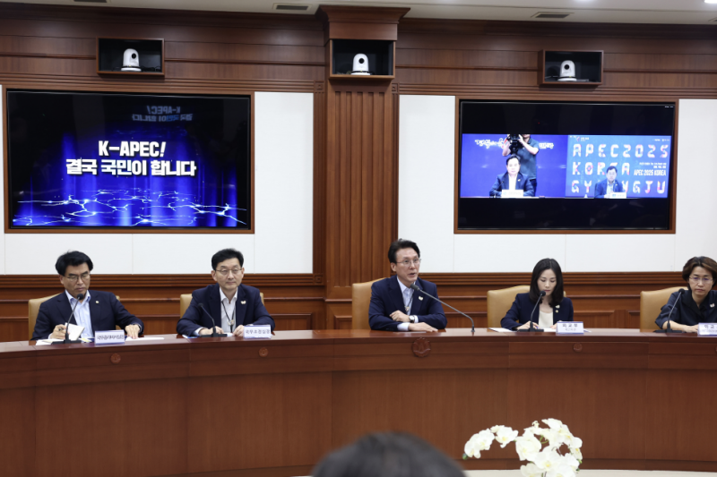 ▲ 김민석 국무총리가 23일 세종대로 정부서울청사에서 열린 APEC 정상회의 종합점검회의를 주재하고 있다. 국