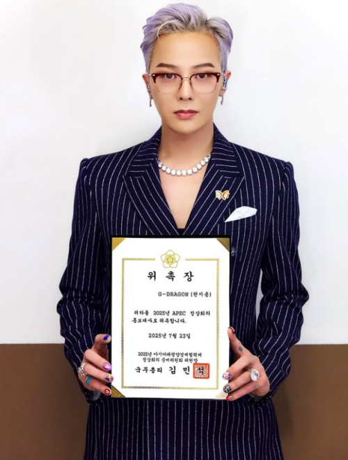 ▲ ▲ 2025 APEC 정상회의 홍보대사 지드래곤의 위촉장을 들고 있는 김민석 국무총리 (왼쪽)와 홍보대사로 위촉된 가수 지드래곤(오른쪽). 김민석 국무총리 페이스북 계정 