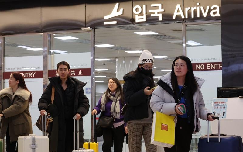▲ 중국인 단체관광객이 이달 29일부터 내년 6월 30일까지 무비자로 최대 15일 간 대한민국 전역을 여행할 수 있게 된다. 지난해 12월 27일 중국인 관광객들이 김포국제공항을 통해 입국하고 있다. 연합뉴스