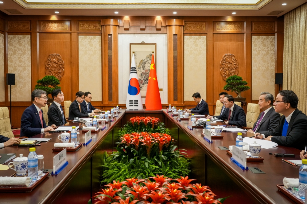 ▲ 17일 오후 중국 베이징 댜오위타이국빈관에서 조현 외교부 장관과 왕이 중국 외교부장이 만나 회담을 하고 있다. 외교부