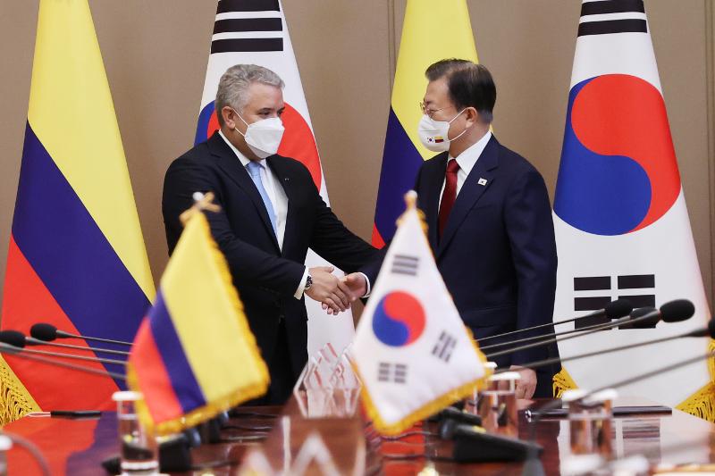 ▲ 문재인 대통령이 지난해 8월 25일 청와대에서 열린 한국-콜롬비아 정상회담에서 이반 두케 콜롬비아 대통령(왼쪽)과 악수하고 있다. 연합뉴스
