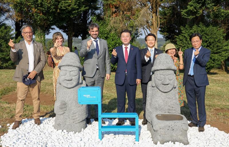 ▲ 제주도와 스페인 갈리시아주 관계자들이 12일(현지 시간) 스페인 대표 도보여행 코스인 산티아고 순례길의 아르카 구간 몬테도고소에서 제주 상징물인 돌하르방과 제주올레길 상징물인 간세(조랑말처럼 생긴 파란색 조형물) 설치 제막 행사에서 기념 촬영을 하고 있다. 제주특별자치도