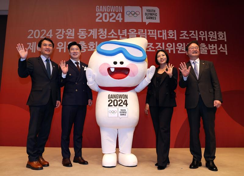 ▲ 21일 서울 중구 프레스센터에서 열린 2024 강원 동계청소년올림픽대회 제2기 조직위원회 출범식에서 진종오(왼쪽에서 두 번째), 이상화(오른쪽에서 두 번째) 공동조직위원장, 박보균 문화체육관광부 장관(오른쪽에서 첫 번째), 김진태 강원도지사가 기념 촬영을 하고 있다. 문화체육관광부