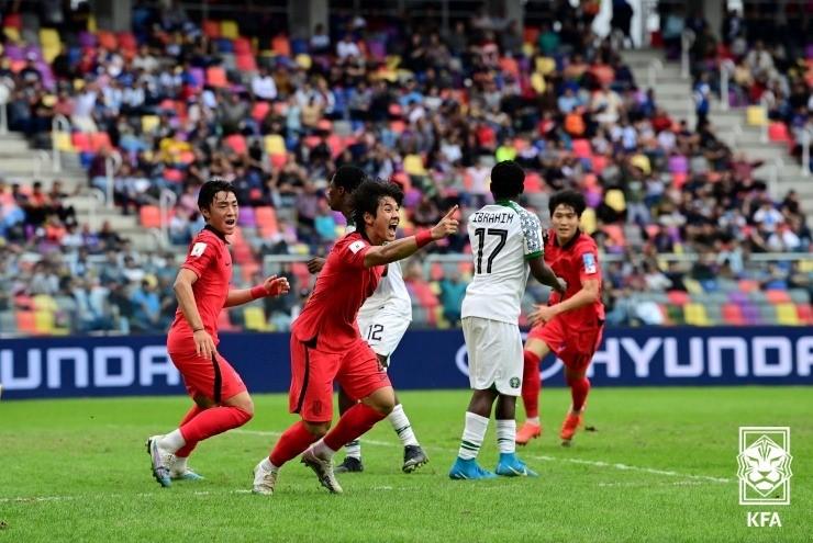 ▲ 아르헨티나 산티아고 델 에스테로 스타디움에서 4일(현지 시간) 열린 2023 국제축구연맹(FIFA) 20세 이하(U-20) 월드컵 대한민국과 나이지리아 8강전에서 최석현(가운데)이 헤더 결승골을 넣은 뒤 포효하고 있다.