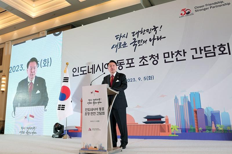 ▲ 동남아시아국가연합(아세안·ASEAN) 정상회의 참석차 인도네시아를 방문 중인 윤석열 대통령이 5일(현지 시간) 인도네시아 자카르타 시내 한 호텔에서 열린 인도네시아 동포 초청 만찬 간담회에서 격려사를 하고 있다. 대한민국 대통령실 김용위