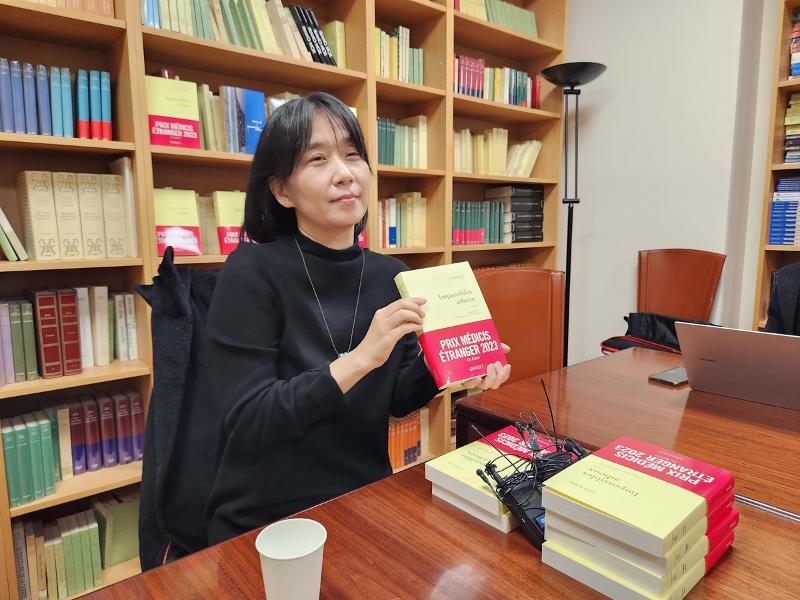 ▲ 작가 한강이 9일(현지 시간) 메디치 외국문학상을 수상한 뒤 프랑스 파리에 위치한 그라세 출판사에서 한국 특파원들과 인터뷰를 하고 있다. 연합뉴스