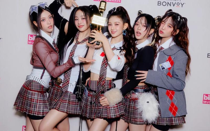 ▲ 뉴진스가 19일(현지 시간) 미국 라스베이거스 MGM 그랜드 가든 아레나에서 진행된 '2023 빌보드 뮤직 어워즈'에서 '톱 글로벌 K-팝 아티스트’에 선정됐다. 빌보드 공식 누리집
