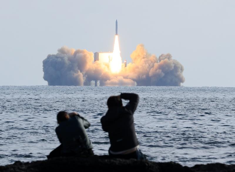 4일 오후 제주 서귀포시 예래동 앞바다에서 군 주도로 고체연료 우주발사체 3차 시험발사가 진행되고 있다. 국방과학연구소(ADD)가 개발 중인 발사체는 지난해 3월과 12월 1,2차 시험발사를 성공적으로 마친 데 이어 세 번째로 발사됐다. 연합뉴스