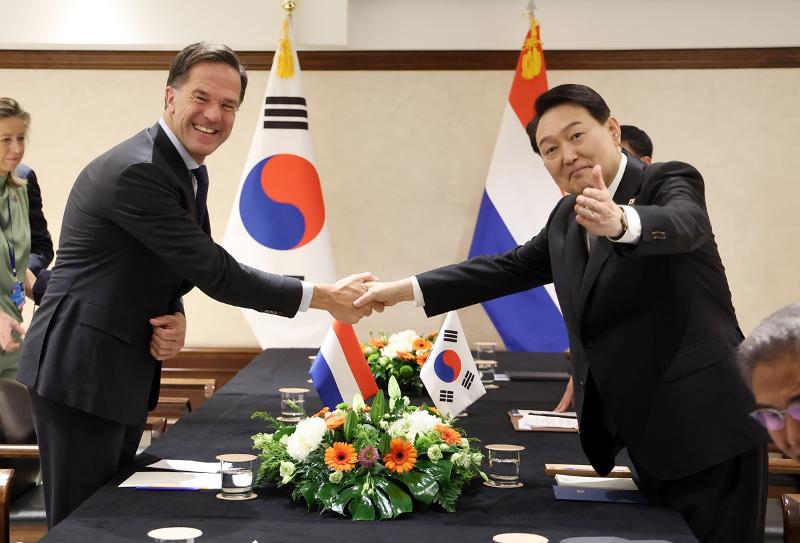 ▲ 윤석열 대통령(오른쪽)이 지난 6월 29일(현지 시간) 북대서양조약기구(NATO) 정상회의를 계기로 스페인 마드리드 시내 한 호텔에서 열린 한·네덜란드 정상회담에서 마크 루터 네덜란드 총리와 기념 촬영을 하고 있다. 연합뉴스