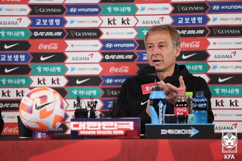 ▲ 서울 용산구 용산CGV에서 28일 열린 2023 아시아축구연맹(AFC) 아시안컵 출전 선수 명단 발표회에서 클린스만 축구 국가대표 감독이 기자들의 질문에 답하고 있다.