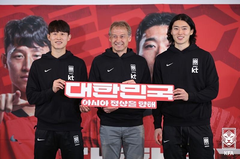 ▲ 28일 서울 용산구 용산CGV에서 열린 2023 아시아축구연맹(AFC) 아시안컵 출전 선수 명단 발표회에서 클린스만 축구 국가대표 감독(가운데)이 이재성(왼쪽), 조규성과 포즈를 취하고 있다.