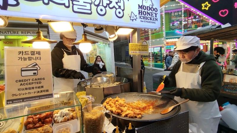 ▲▲ 앞으로 서울 명동의 거리 가게에서 카드 결제가 가능해진다. 사진은 '카드 결제 가능' 안내판이 붙어있는 명동의 한 거리 가게 모습. 서울 중구