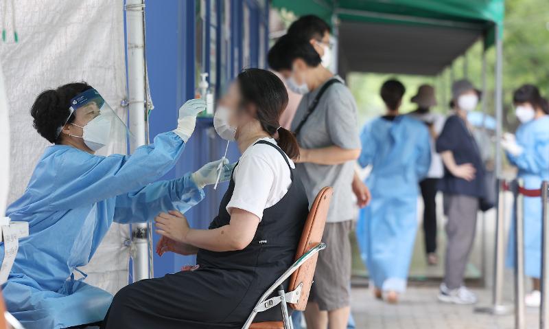 ▲ 한국의 코로나19 방역 정책 4가지가 세계보건기구가 최근 발간한 코로나19 대응 교훈 관련 보고서에서 우수사례로 꼽혔다. 사진은 지난해 8월 23일 오전 대구 달서구보건소 선별진료소에서 의료진이 코로나19 검사를 하고 있는 모습. 연합뉴스