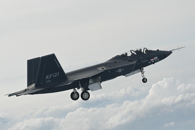 한국 기술로 최초 자체 개발한 초음속 전투기 'KF-21' 이 1호기 조립을 시작으로 본격적인 양산에 들어갔다. 사진은 'KF-21' 마지막 시제 6호기가 지난해 6월 28일 경남 사천 제3훈련비행단에서 첫 비행을 하는 모습. 한국항공우주산업