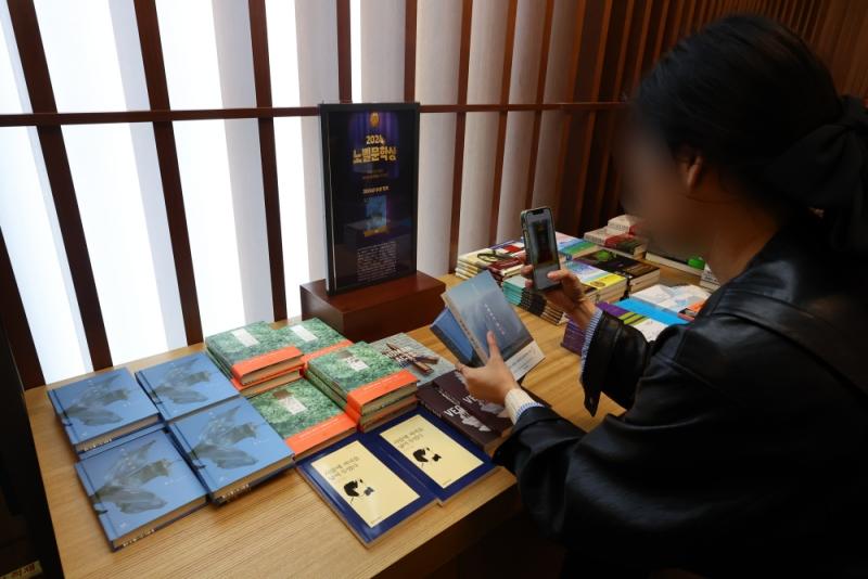 소설가 한강이 한국 작가 최초로 노벨 문학상을 수상한 10일 오후 서울 종로구 교보문고 광화문점에 한강 작가의 책이 진열돼 있다. 연합뉴스