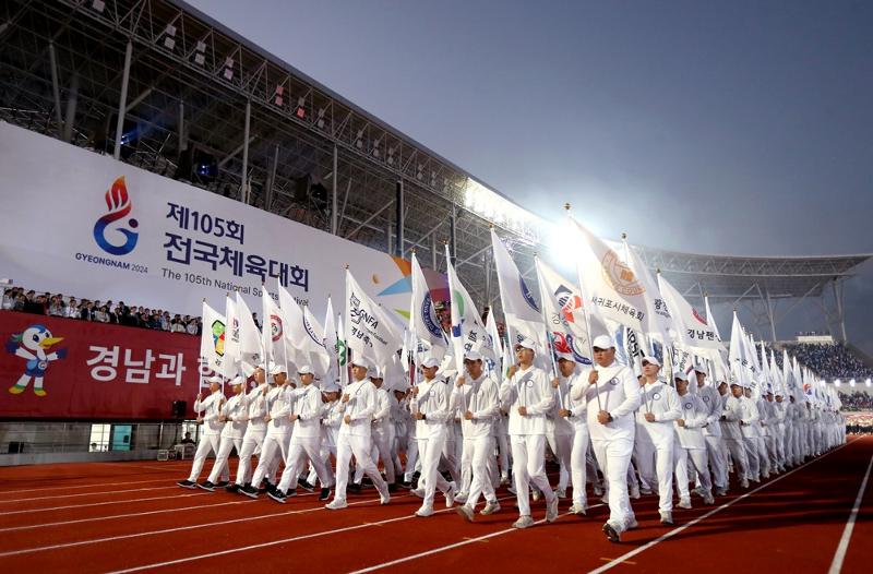 ▲ 제105회 전국체육대회가 화려한 개회식을 시작으로 7일간의 열전에 들어갔다. 사진은 11일 경상남도 김해종합운동장에서 열린 개회식. 대한체육회