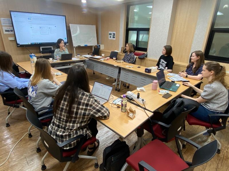 ▲ 지난 5월 30일 러시아어권 외국인 학생들이 한국문학번역원 번역아카데미 정규과정 문학번역실습기초 수업을 듣고 있다. 한국문학번역원 번역아카데미