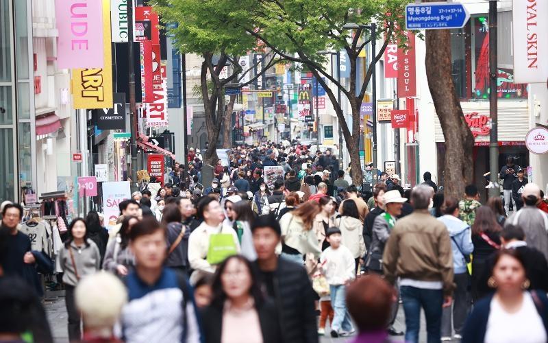 ▲ 지난해 4월 10일 시민들로 북적이는 서울 중구 명동 거리의 모습. 연합뉴스