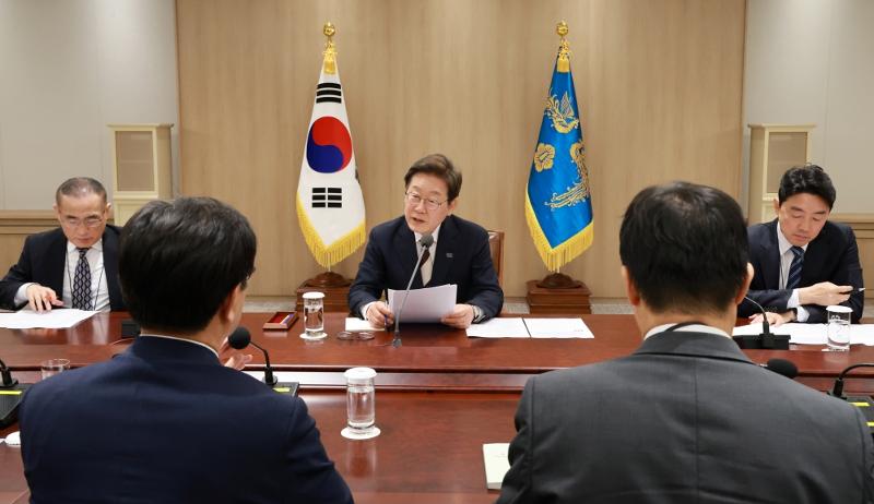 ▲ 이재명 대통령이 4일 서울 용산 대통령실 청사에서 '대통령 1호 명령, 비상경제점검 태스크포스(TF) 회의'를 주재하고 있다.
