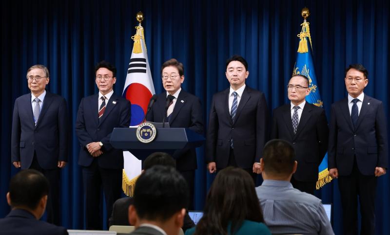 ▲ 이재명 대통령이 4일 서울 용산 대통령실 청사에서 열린 새 정부 첫 인사 발표를 하고 있다. 왼쪽부터 이종석 국가정보원장 후보자, 김민석 국무총리 후보자, 이 대통령, 강훈식 대통령비서실장, 위성락 안보실장, 황인권 대통령경호처장.